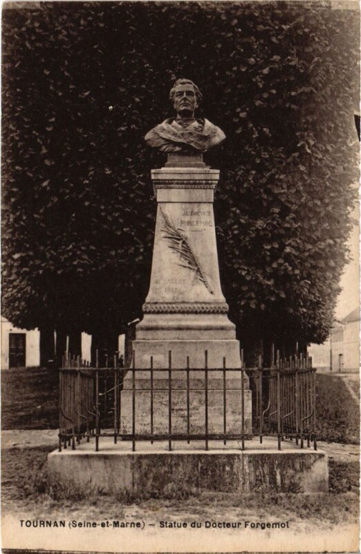 Carte postale ancienne Tournan-en-Brie Statue du Docteur Forgemol à Tournan-en-Brie