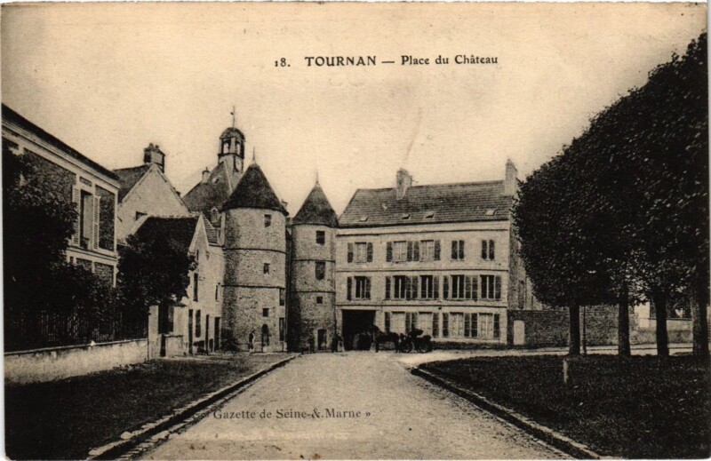 Carte postale ancienne Tournan-en-Brie Place du Chateau à Tournan-en-Brie