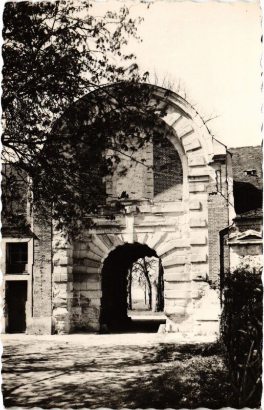 Carte postale ancienne Montceaux-les-Meaux Porche du Chateau Henri Iv. à Meaux
