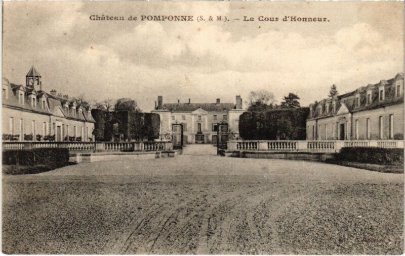 Carte postale ancienne Pomponne Chateau de Pomponne - La Cour d'Honneur à Pomponne
