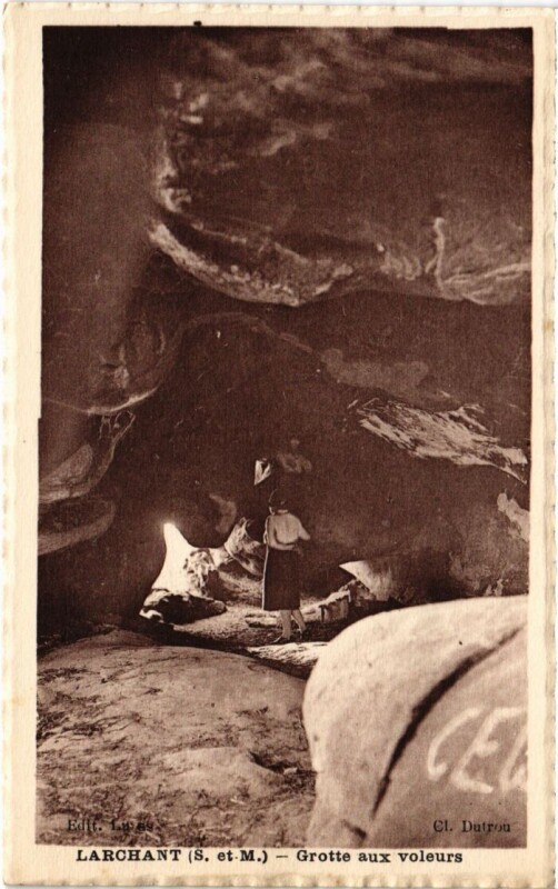 Carte postale ancienne Larchant Grotte aux Voleurs à Larchant