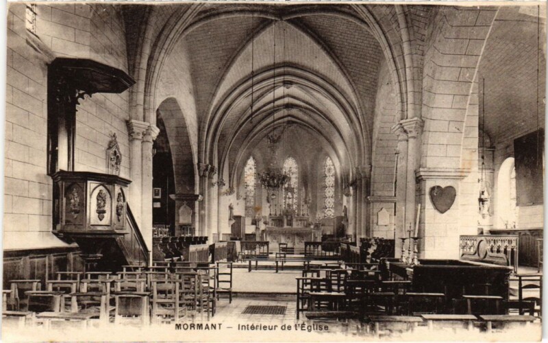Carte postale ancienne Mormant Interieur de l'Eglise à Mormant