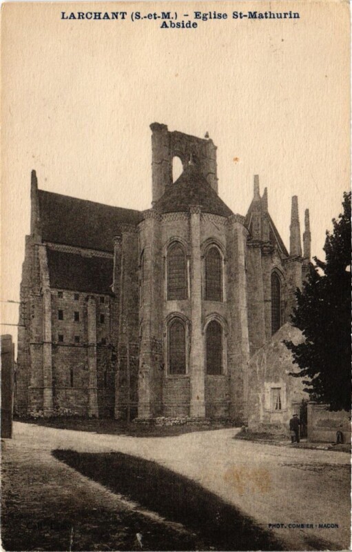 Carte postale ancienne Larchant Eglise Saint-Mathurin à Larchant