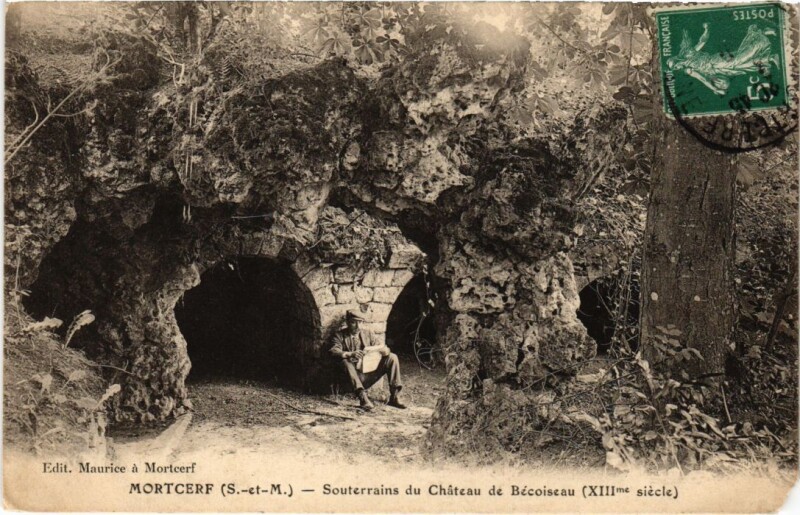 Carte postale ancienne Montcerf Souterrains du Chateau de Becoiseau
