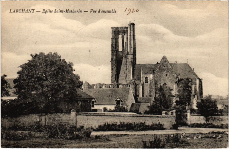 Carte postale ancienne Larchant Eglise Saint-Mathurin - Vue d'Ensemble à Larchant