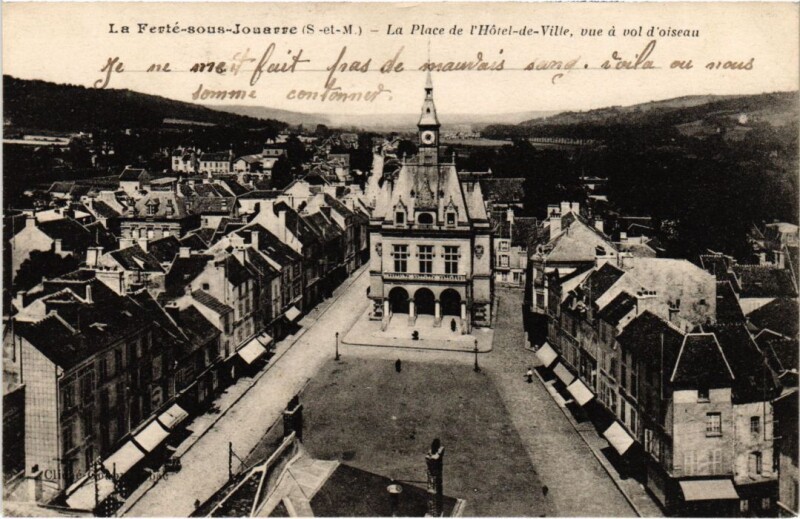 Carte postale ancienne La Ferte sous Jouarre Place de la Hotel de Ville à Jouarre