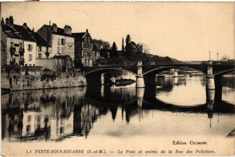 Carte postale ancienne La Ferte sous Jouarre Le Pont et entre de la Rue des Pelletiers à Jouarre