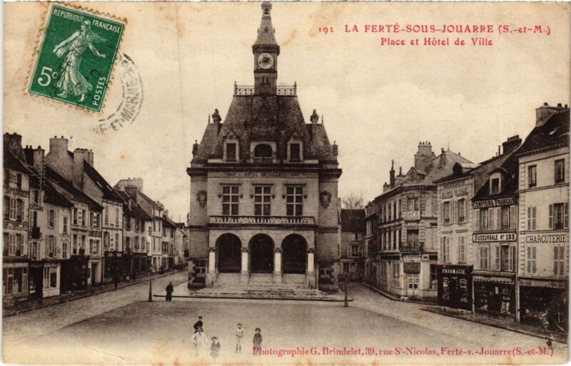 Carte postale ancienne La Ferte sous Jouarre Place et Hotel de Ville à Jouarre
