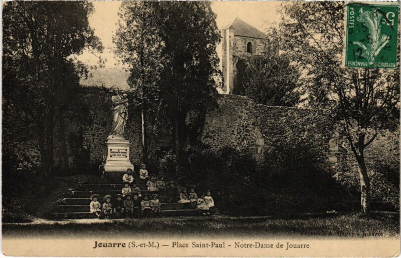 Carte postale ancienne La Ferte sous Jouarre Place Saint Paul Notre Dame de Jouarre à Jouarre