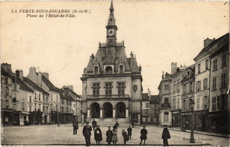 Carte postale ancienne La Ferte sous Jouarre Place de la Hotel de Ville à Jouarre