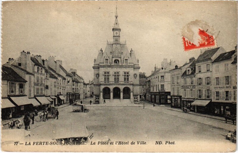Carte postale ancienne La Ferte sous Jouarre Place et l'Hotel de Ville à Jouarre