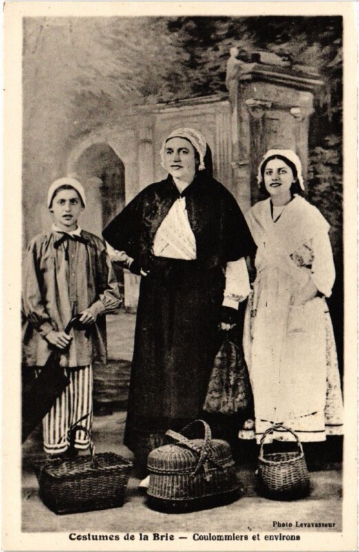 Carte postale ancienne Coulommiers Costumes de la Brie à Coulommiers