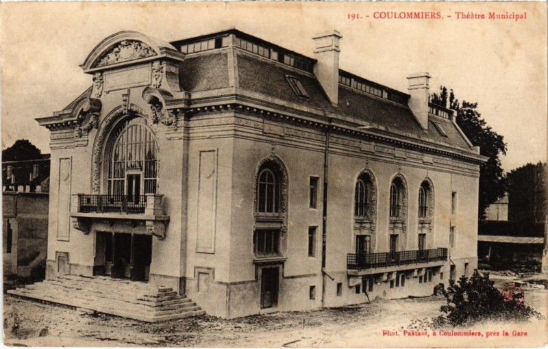 Carte postale ancienne Coulommiers Theatre Municipal à Coulommiers