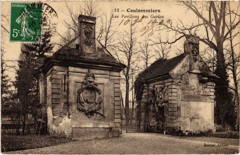 Carte postale ancienne Coulommiers Les Pavillons des Gardes à Coulommiers