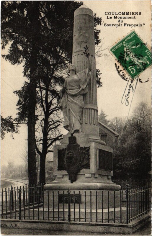 Carte postale ancienne Coulommiers Monument du Souvenir Francais à Coulommiers