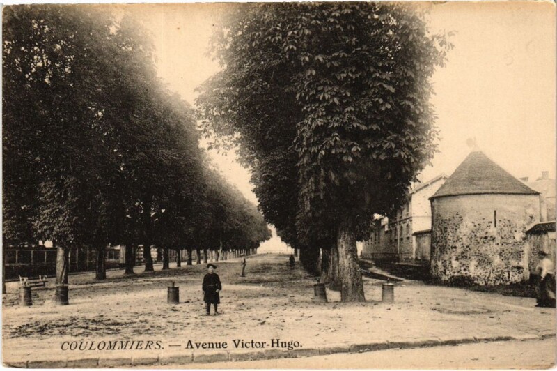 Carte postale ancienne Coulommiers Avenue Victor Hugo à Coulommiers