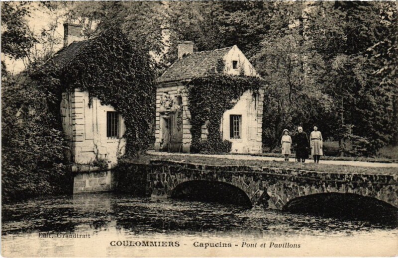 Carte postale ancienne Coulommiers Capucins Pont et Pavillons à Coulommiers