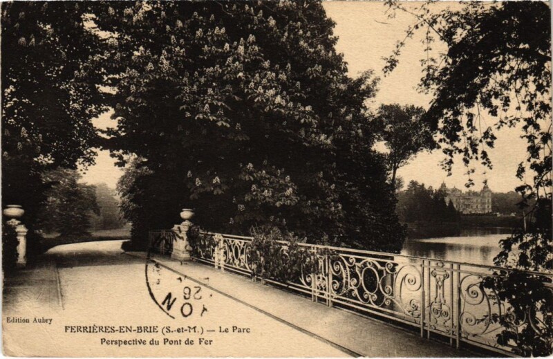 Carte postale ancienne Ferrieres en Brie Le Parc Perspective du Pont de Fer