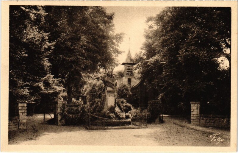 Carte postale ancienne Barbizon Chapelle et le Musee Th. Rousseau à Barbizon