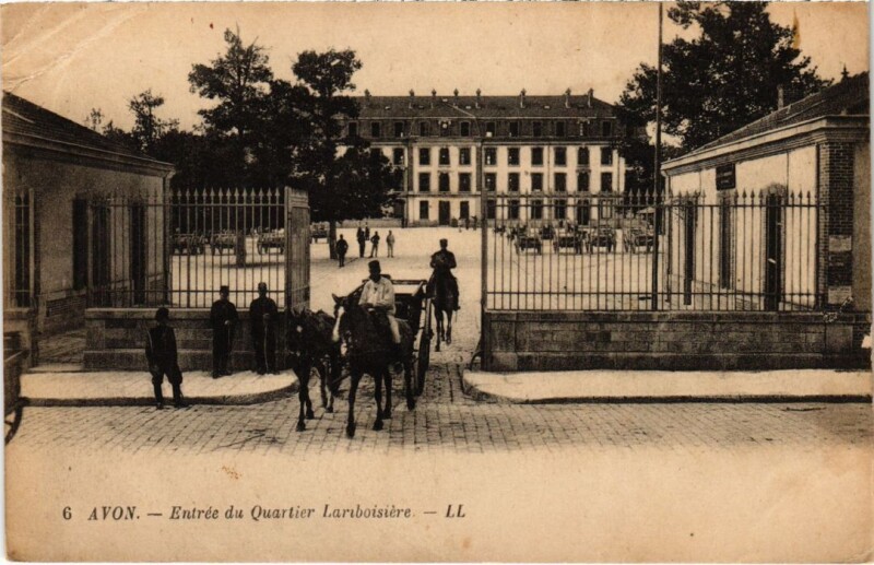 Carte postale ancienne Avon Entree du Quartier Lariboisiere