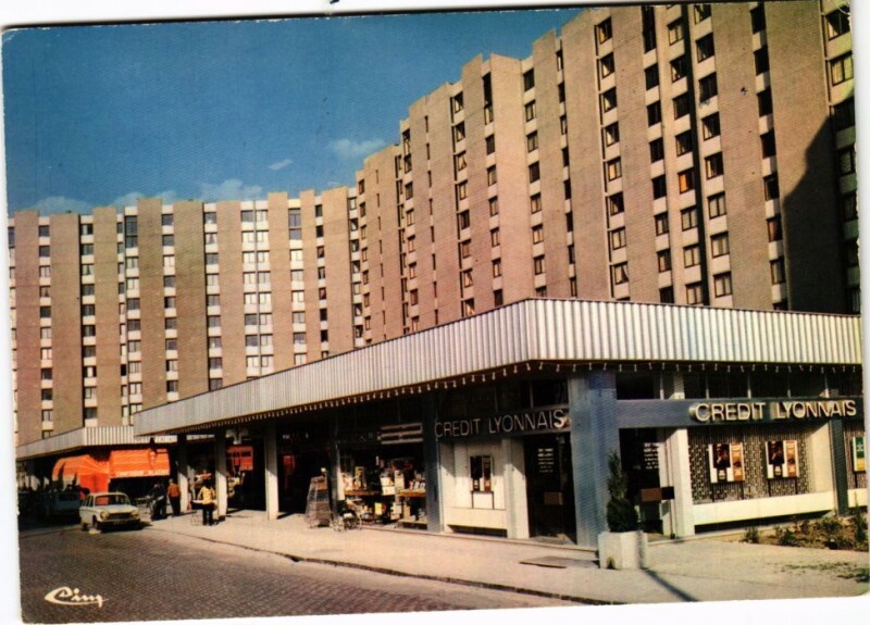 Carte postale ancienne Chelles Centre commercial Rue Gambetta à Chelles