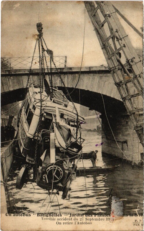 Carte postale ancienne Paris Accident Autobus dans la Seine