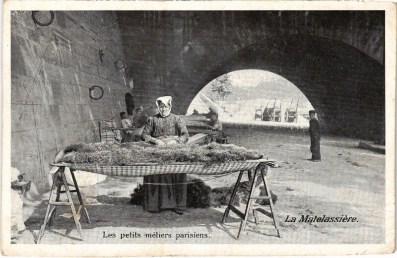 Carte postale ancienne Paris Petits Metiers La Matelassiere à Paris