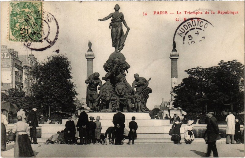 Carte postale ancienne Paris 3e Le Tromphe de la Republique à Paris 3e