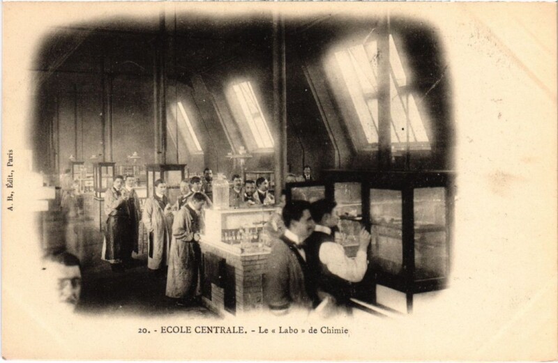 Carte postale ancienne Paris 3e Ecole Centrale Le Labo de chimie à Paris 3e
