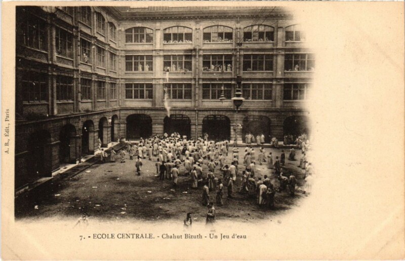 Carte postale ancienne Paris 3e Ecole Centrale Chahut Bizuth un jei d'eau à Paris 3e