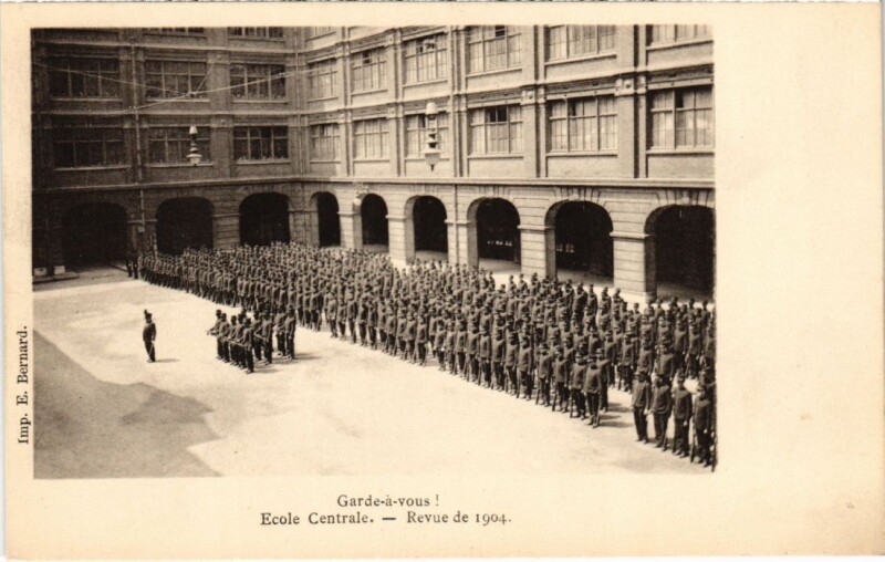 Carte postale ancienne Paris 3e Ecole Centrale revue de 1904 garde a vous à Paris 3e