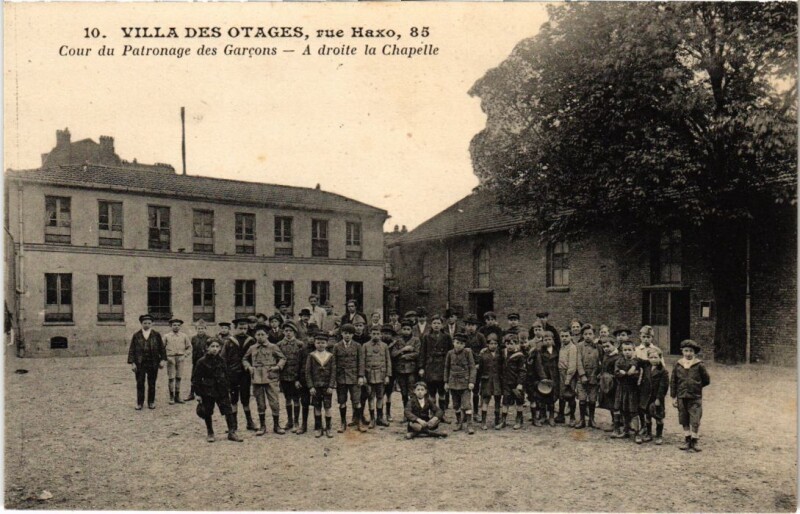 Carte postale ancienne Villa des Otages - Rue Haxo 85 - Cour du Patronage des Garçons à Paris 20e