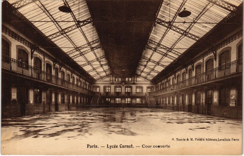 Carte postale ancienne Lycée Carnot - Cour couverte à Paris 17e