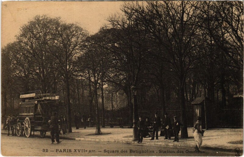 Carte postale ancienne Square des Batignolles - Station des Omnibus à Paris 17e