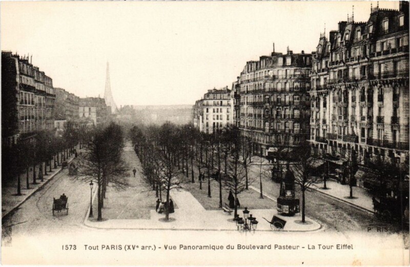 Carte postale ancienne Vue Panoramique du Boulevard Pasteur - La Tour Eiffel à Paris 15e