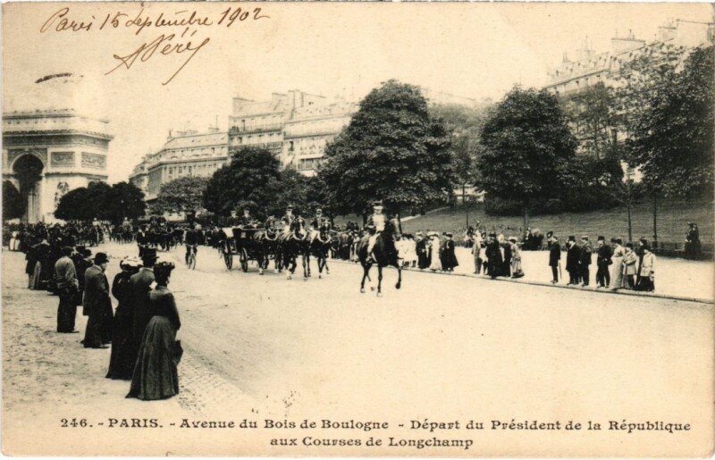 Carte postale ancienne Avenue du Bois de Boulogne - Départ du Président de Ia République aux Courses de Longchamp à Paris 16e