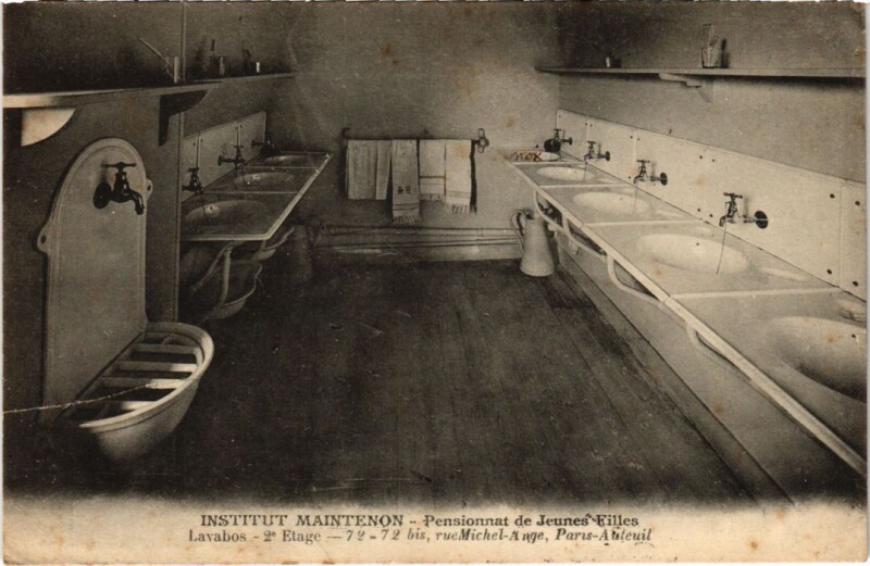 Carte postale ancienne Institut Maintenon - Pensionnat de Jeunes Filles - Lavabos - Rue Michel-Ange à Paris 16e