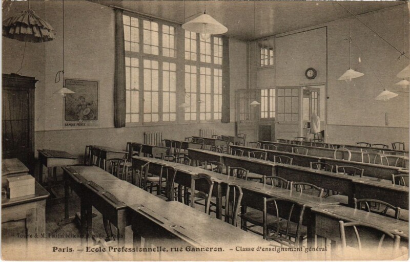 Carte postale ancienne Ecole Professionnelle - Rue Ganneron - Classe d'enseignement général à Paris 18e