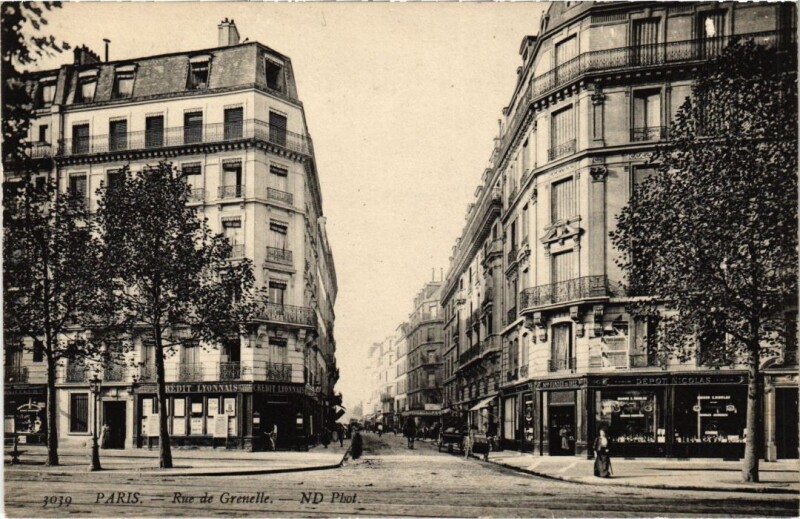 Carte postale ancienne Rue de Grenelle à Paris 7e
