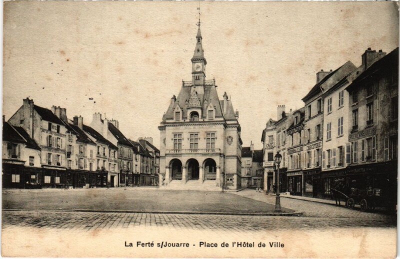 Carte postale ancienne La Ferte-sous-Jouarre Place de l'Hotel de Ville à Jouarre