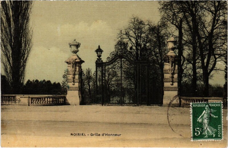 Carte postale ancienne Noisiel Grille d'Honneur à Noisiel