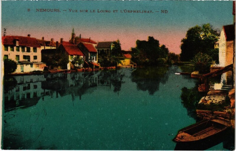 Carte postale ancienne Nemours Vue sur le Loing et l'Orphelinat à Nemours