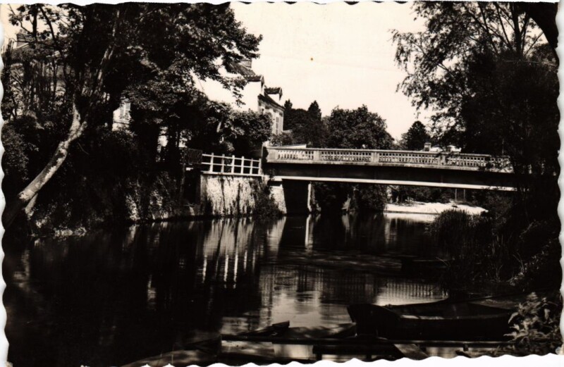 Carte postale ancienne Crecy-en-Brie Le Grand Morin