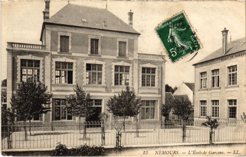 Carte postale ancienne Nemours L'Ecole de Garcons à Nemours
