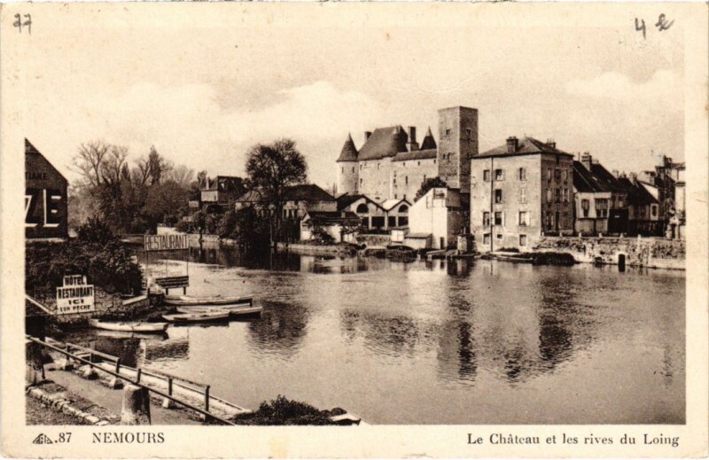 Carte postale ancienne Nemours Le Chateau et les Rives du Loing à Nemours