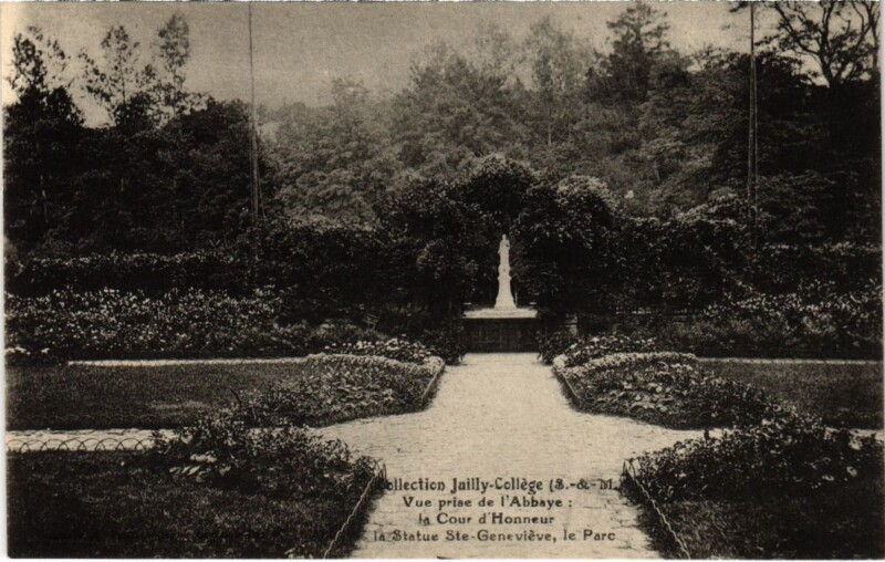 Carte postale ancienne Juilly College - La Statue Sainte-Geneviere - Le Parc à Juilly
