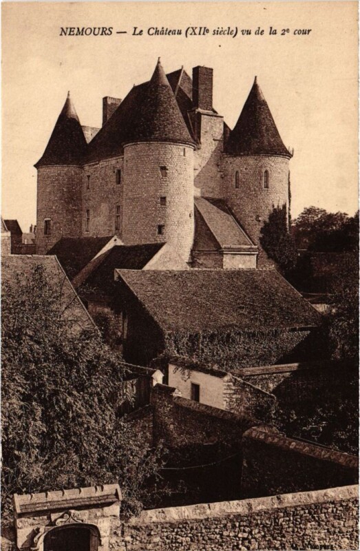 Carte postale ancienne Nemours Le Chateau vu de la 2. Cour à Nemours