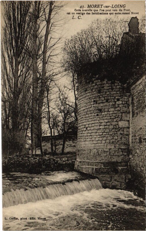 Carte postale ancienne Moret-sur-Loing Castle Scene