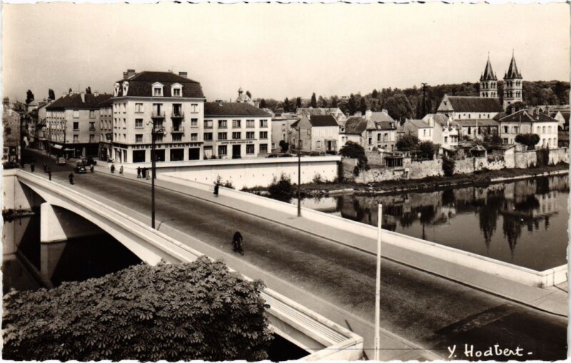 Carte postale ancienne Melun Sur le Pont du General Leclerc à Melun