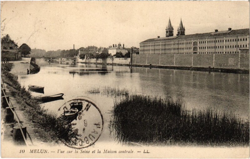 Carte postale ancienne Melun Vue sur la Seine et la Maison Centrale à Melun